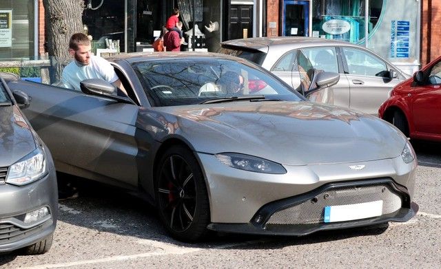 Thủ môn Manchester United cảm thấy bất lực khi phải sử dụng dịch vụ taxi để về nhà do siêu xe Aston Martin Vantage của anh bị cảnh sát khóa bánh - Ảnh 2.