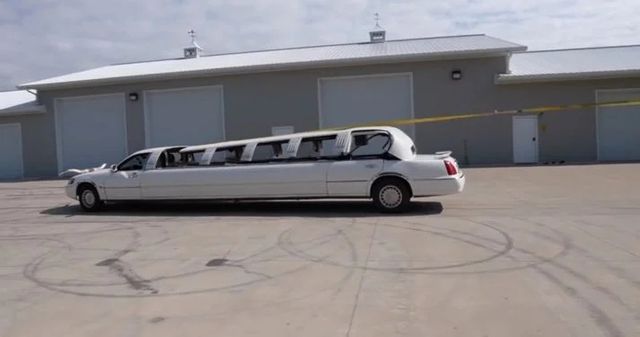 Cách độ limousine mui trần đơn giản chưa từng thấy: Dùng đá phá kính, buộc mui xe vào cây - Ảnh 1.