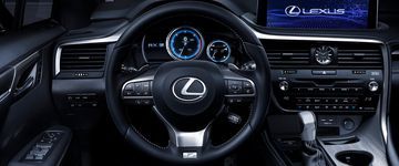 Vô-lăng và bảng đồng hồ kỹ thuật số trên Lexus RX300 F Sport 2024