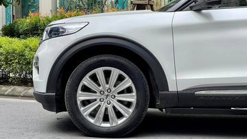 Ford Explorer 2024 sử dụng bộ mâm kích thước 20 inch với thiết kế nan lớn 10 chấu bắt mắt và sơn mạ bạc cao cấp