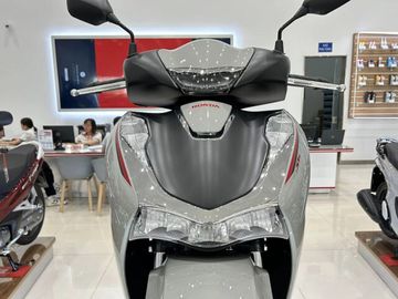 Honda SH 125i 2024 được trang trí thêm với dải viền chrome sáng bóng, tạo ra vẻ ngoài sang trọng và cao cấp