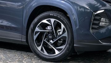 Hyundai Custin 2024 cung cấp 2 lựa chọn la-zăng có kích thước 17 và 18 inch với thiết kế thể thao.