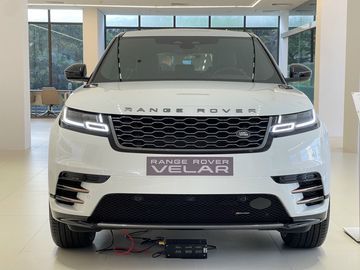 Thiết kế phần đầu xe của Land Rover Range Rover Velar 2024