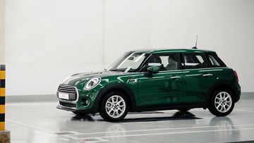 Phần thân xe của Mini 5-Door 2024 có thiết kế mảnh mai