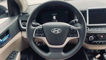 Hyundai Accent 2024 trang bị vô lăng 3 chấu to bản, mang lại cảm giác cầm lái vững chắc, đầm tay