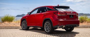 Phần đuôi của Lexus RX300 F Sport 2024 không có nhiều sự thay đổi