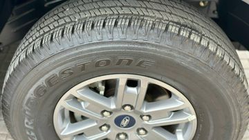 Các biến thể khác dùng la zăng 16 inch kèm lốp 255/70R16