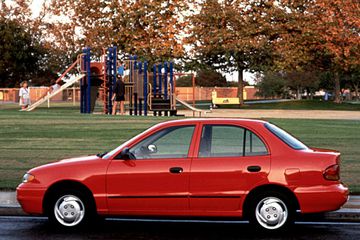 Hyundai Accent đời đầu được giới thiệu vào năm 1994