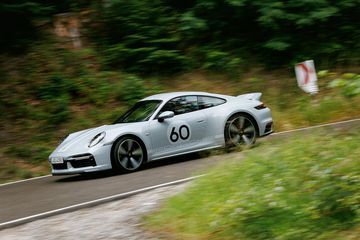 Porsche 911 Sport Classic 2024 mang lại khả năng vận hành ấn tượng với phong cách đua xe
