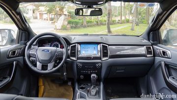 Khoang lái của Ford Everest 2017