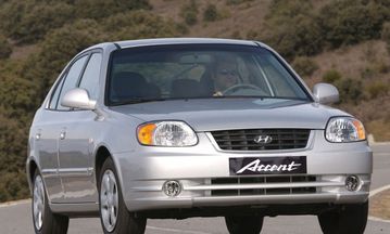 Phần đầu xe của Hyundai Accent 2003