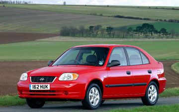 Hyundai Accent thế hệ thứ 2 có phiên bản nâng cấp ra mắt vào năm 2003