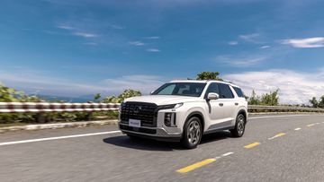 Hệ thống treo của Hyundai Palisade 2024 được thiết kế để đảm bảo sự ổn định khi di chuyển trên các địa hình gồ ghề hoặc khi vào cua.