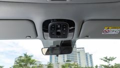 Gương chiếu hậu của Hyundai Custin 2024 có thể chuyển đổi giữa 2 chế độ ngày và đêm một cách tiện lợi