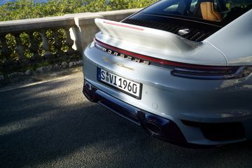 Đuôi xe của Porsche 911 Sport Classic 2024 với cánh lướt gió