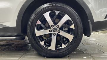 Kia Sorento 2024 trang bị bộ mâm 5 chấu 19 inch cho 2 phiên bản Premium, Signature với lốp 235/55R19