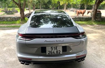 Phần đuôi của Porsche Panamera Turbo S 2024 với biểu tượng phiên bản cao cấp