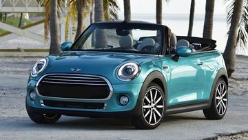 Phần đầu xe của MINI Cooper Convertible 2024 thể hiện sự nổi bật với lưới tản nhiệt hình lục giác dạng tổ ong.