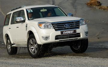 Ford Everest 2009 trải qua tái thiết kế một số bộ phận đầu xe