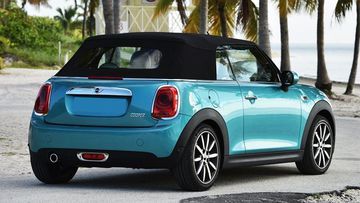 Phần đuôi của xe MINI Cooper Convertible 2024 được chăm sóc tỉ mỉ