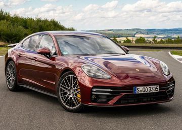 Thiết kế phía trước của Porsche Panamera Turbo S 2024