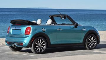 Thân xe của MINI Cooper Convertible 2024 kết hợp một cách tinh tế giữa các chi tiết.