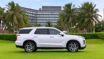 Thân xe Hyundai Palisade 2024 thể hiện sức mạnh qua những đường gân dập nổi trên thân xe.