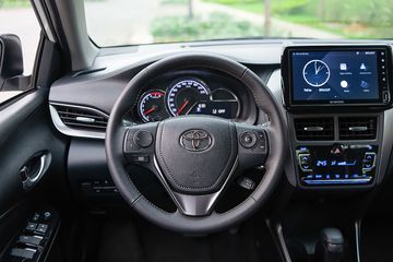 Vô lăng của TOYOTA VIOS 2024 vẫn giữ nguyên thiết kế 3 chấu quen thuộc.