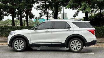 Thân xe Ford Explorer 2024 vô cùng lớn và ấn tượng, nhưng vẫn giữ được vẻ năng động và trẻ trung