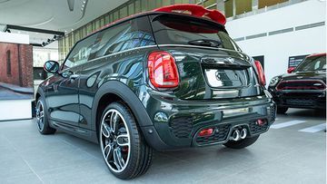 Phần đuôi xe của MINI Cooper 2024 với thiết kế ấn tượng