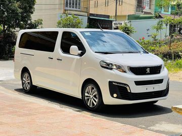 Peugeot Traveller 2024 vẫn giữ nguyên phong cách cổ điển của một mẫu MPV với thiết kế vuông vức, không giống những dòng xe khác trong phân khúc