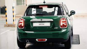 Phần đuôi xe MINI One 2024 mang phong cách cổ điển