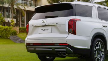 Các yếu tố trên đuôi xe Hyundai Palisade 2024 được bố trí một cách cân đối và hài hòa