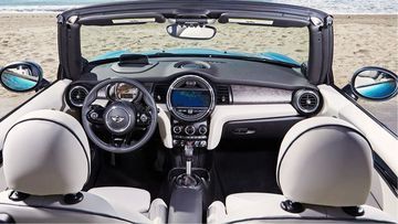 Bố cục tổng thể của khoang lái của MINI Convertible 2024 được thiết kế thông minh