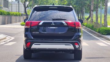 Phần đuôi của Mitsubishi Outlander 2024 vẫn tiếp tục mang thiết kế chắc chắn và mạnh mẽ