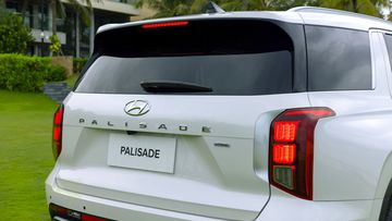 Đèn hậu LED ba tầng của Hyundai Palisade 2024 mang đến vẻ ngoài hiện đại và thu hút.