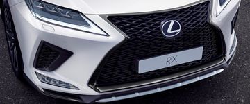 Thiết kế lưới tản nhiệt và hốc gió cùng họa tiết giúp phần đầu xe của Lexus RX 300 F Sport 2024 trở nên thống nhất hơn