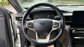 Vô lăng trên Ford Explorer 2024 là loại 4 chấu bọc da, có 2 nan ở phần đáy được sơn màu bạc