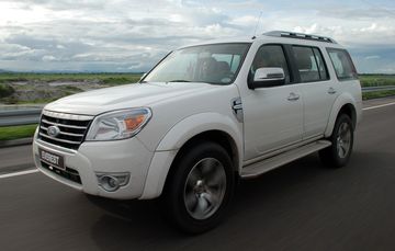 Ford Everest 2012 trải qua nâng cấp với lưới tản nhiệt mới