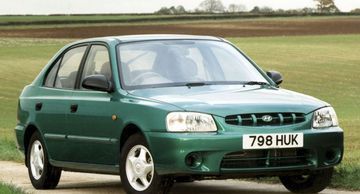 Hyundai Accent thế hệ thứ 2 được giới thiệu vào năm 1999