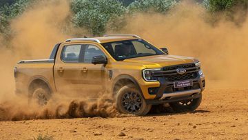 Ford Ranger nổi tiếng với biệt danh “ông hoàng” doanh số nhờ thiết kế hấp dẫn, động cơ mạnh mẽ, và khả năng vận hành ổn định, kết hợp với mức giá phải chăng.