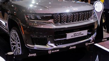 Bộ lưới tản nhiệt của Jeep Grand Cherokee 2024 có thiết kế đơn giản nhưng tinh tế.