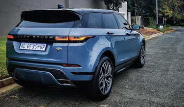 Phần đuôi của Range Rover Evoque 2024 được thiết kế gọn gàng và hiện đại