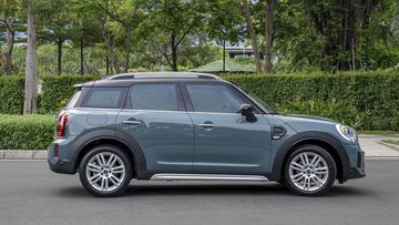 Phần thân xe MINI Cooper Countryman 2024 thể hiện sự to lớn, đồ sộ, thẳng đứng