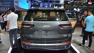 Phần đuôi xe Jeep Grand Cherokee 2024 có thiết kế vuông vắn, mang tính thẩm mỹ cao.