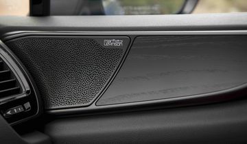 Hệ thống loa cao cấp Mark Levinson mang lại âm thanh sống động cho Lexus NX350h 2024.