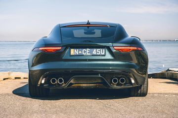 Phần đuôi của Jaguar F-Type 2024 thu hút với cụm đèn hậu LED phẳng, sử dụng ánh sáng “Chicane”