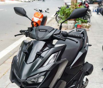 Honda Vario 160 được trang bị hệ thống đèn LED, đây là yếu tố quan trọng đảm bảo an toàn khi di chuyển