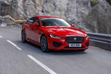 Jaguar XE 2023 trang bị một danh sách tính năng an toàn thông minh với các tính năng tiên tiến