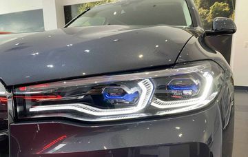 Cụm đèn pha LED sử dụng công nghệ BMW Laserlight, tự động bật/tắt và chiếu xa tới 600 mét